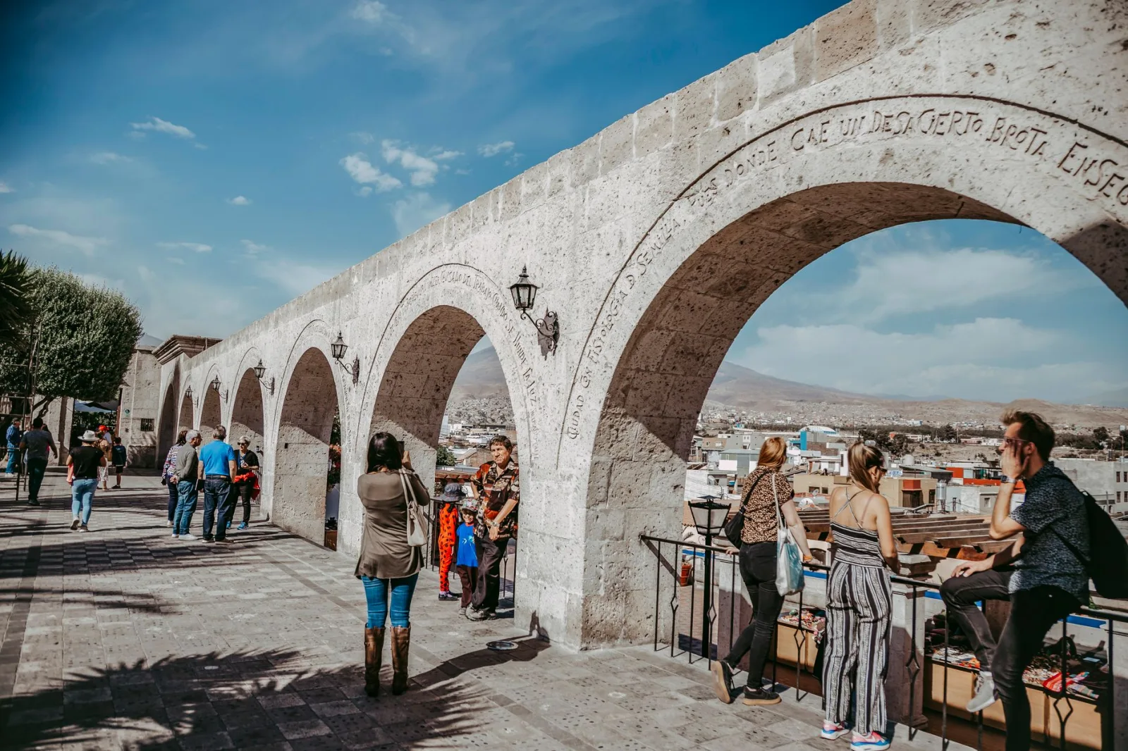 Mirador de Yanahuara con arcos de sillar y vista del volcán Misti al fondo