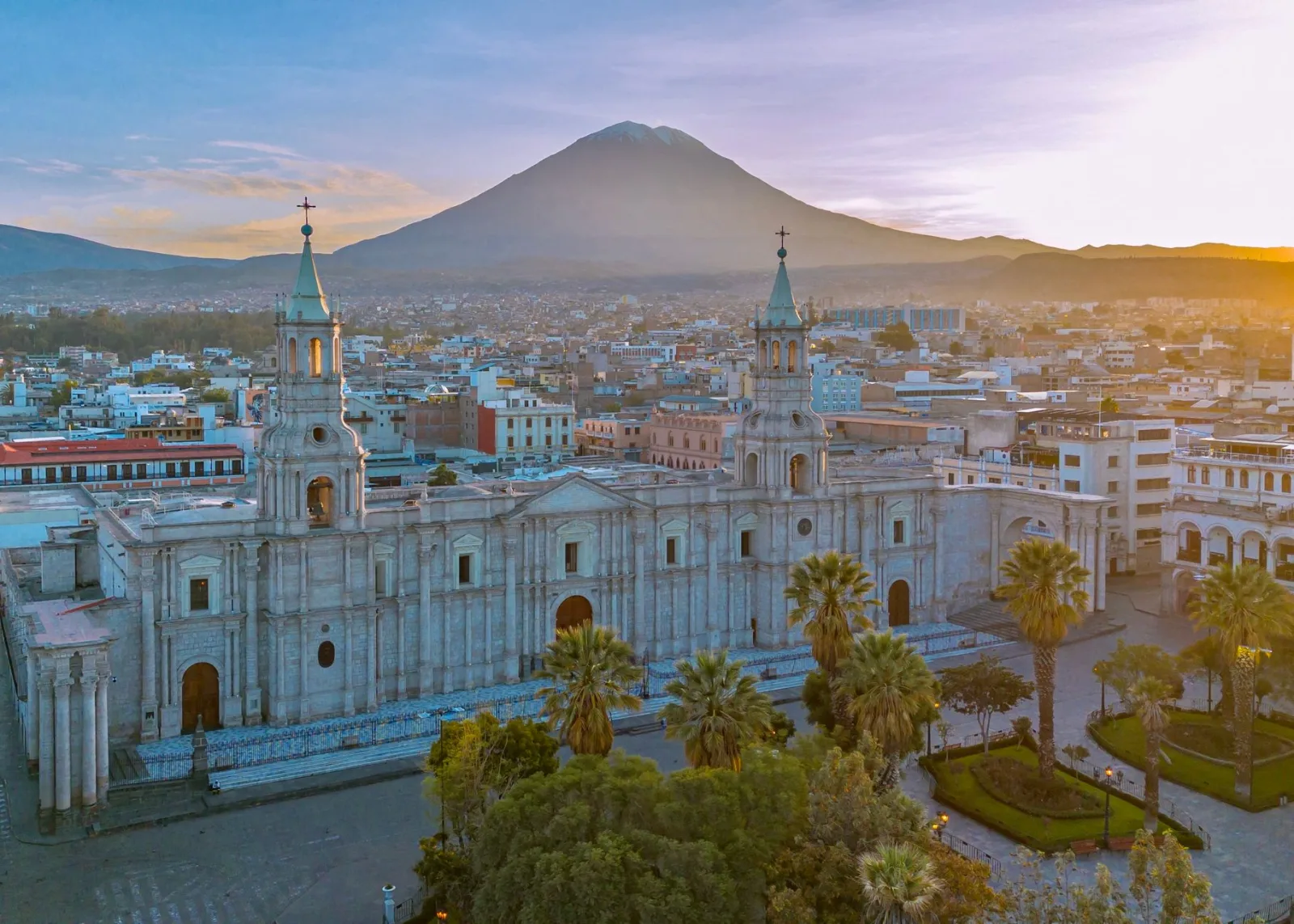 Cantera de sillar en Arequipa, con rocas volcánicas claras y paisaje árido al fondo