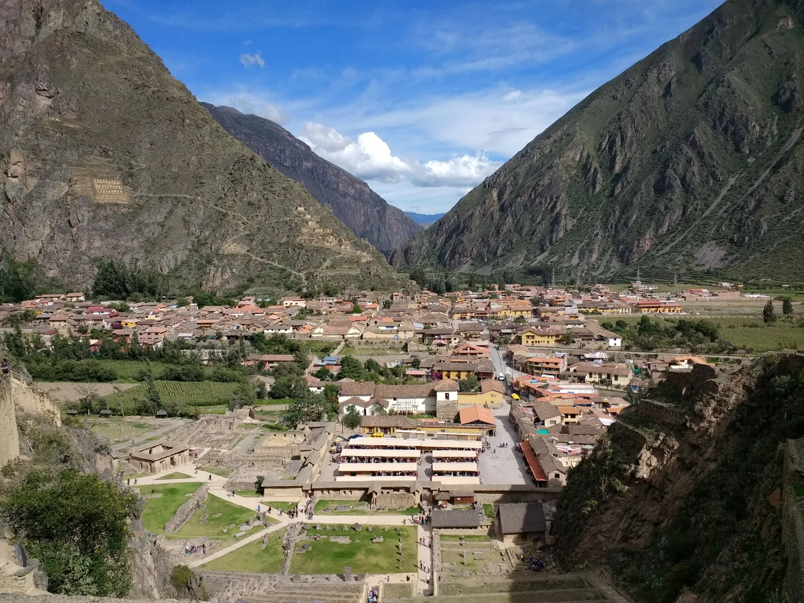 View of inns and hotels in Ollantaytambo, with an Andean landscape in the background.