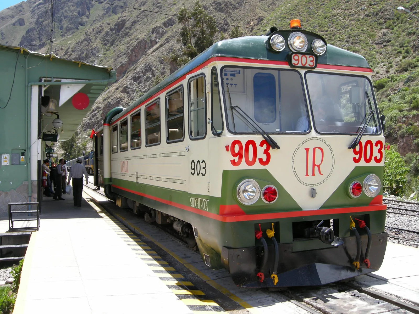 Train departing from Ollantaytambo bound for Aguas Calientes, in the Peruvian Andes.