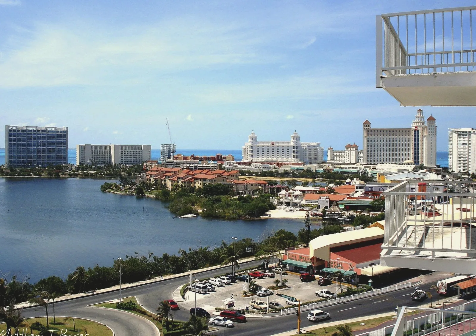 Hoteles frente al mar en la Zona Hotelera de Cancún, con el mar turquesa al fondo