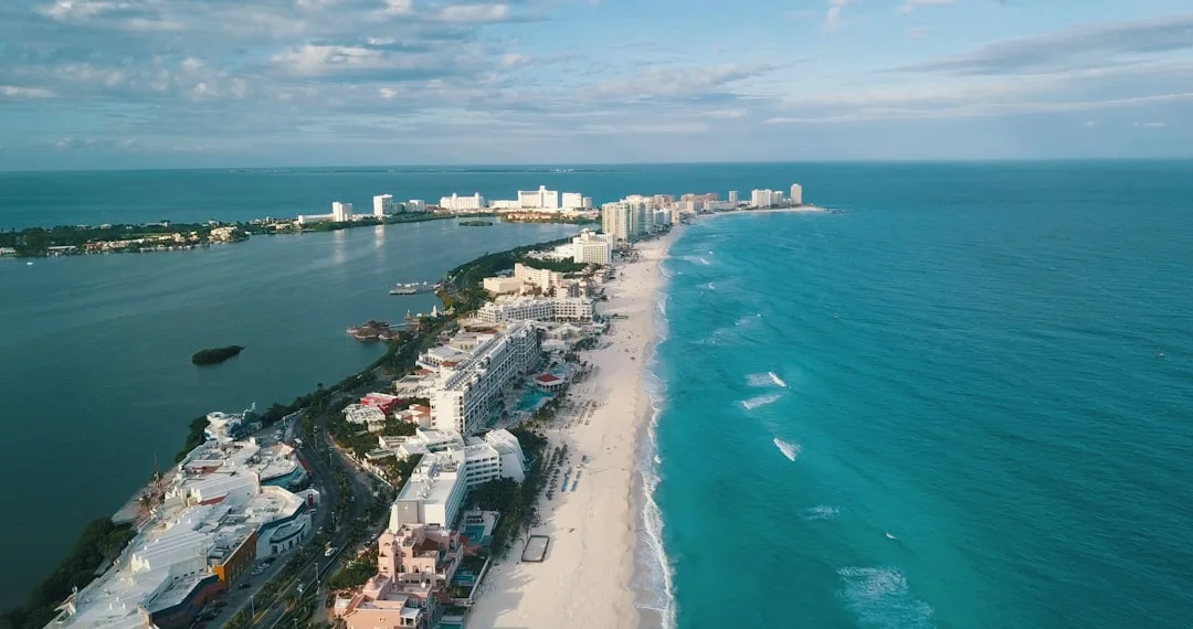 Taxi y autobús circulando en Cancún, con opciones de transporte para la Zona Hotelera y alrededores