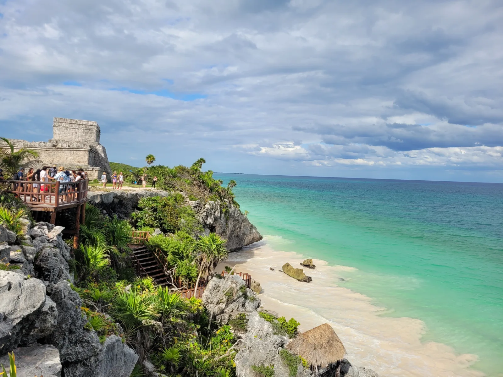 Playa de Tulum con mar turquesa, arena blanca y ruinas junto al mar
