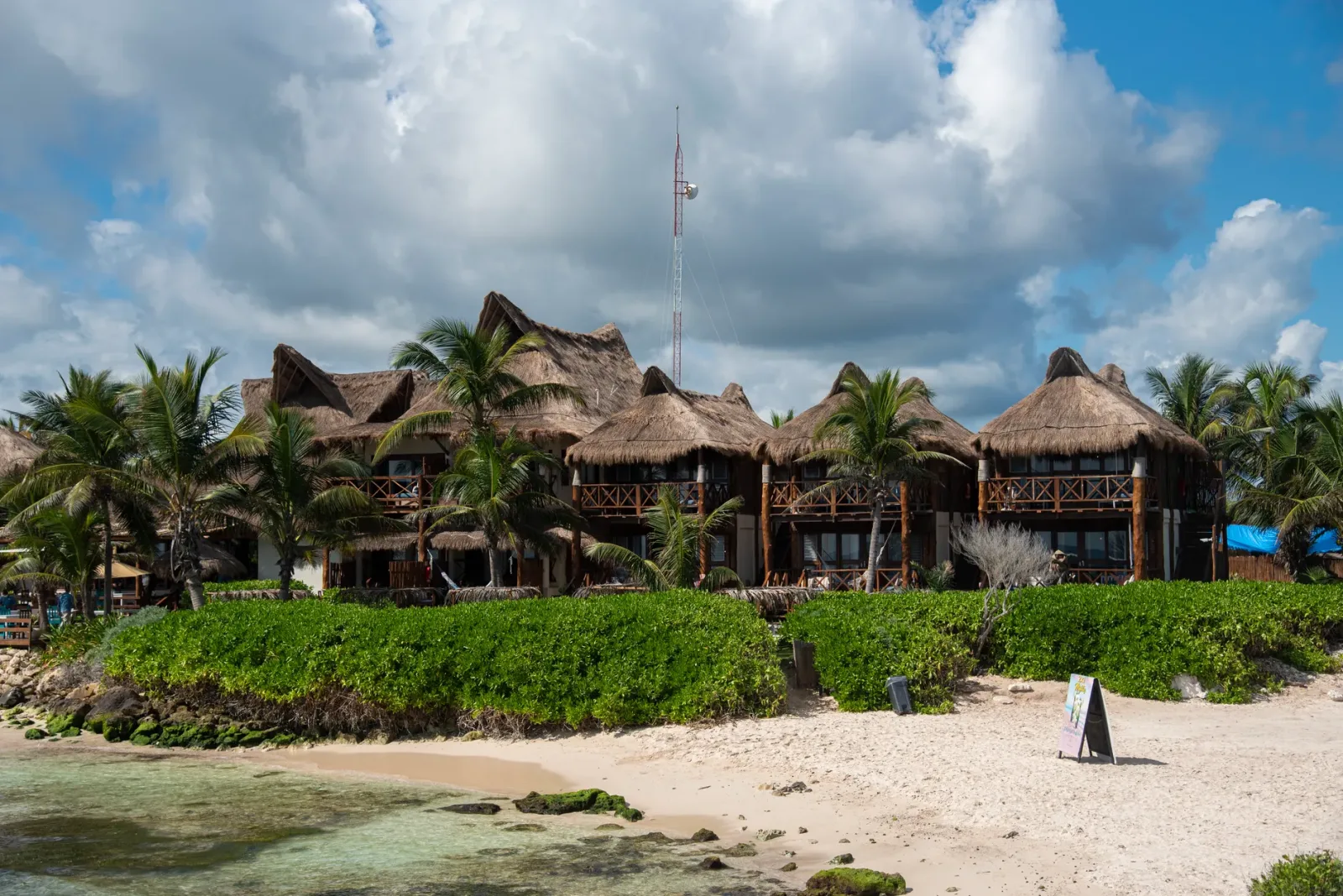 Mesa de restaurante en Tulum con platos de mariscos y comida mexicana al aire libre