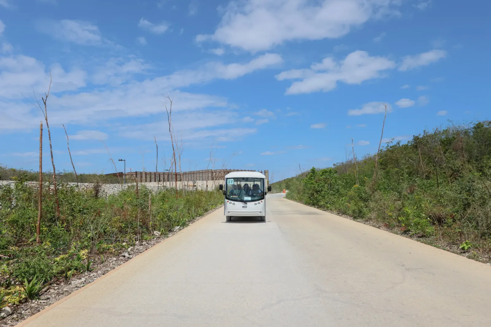 Calle en Tulum con bicicleta y taxi, sugiriendo desplazamiento local en el destino.