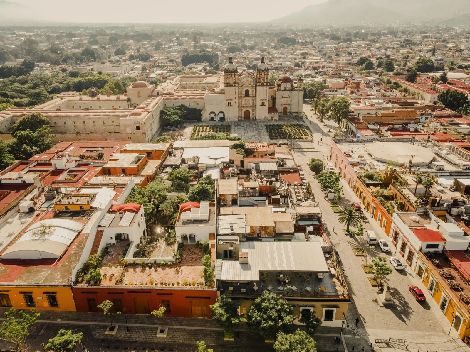 Vista panorámica del centro histórico de Oaxaca City con edificios coloniales y calles coloridas.
