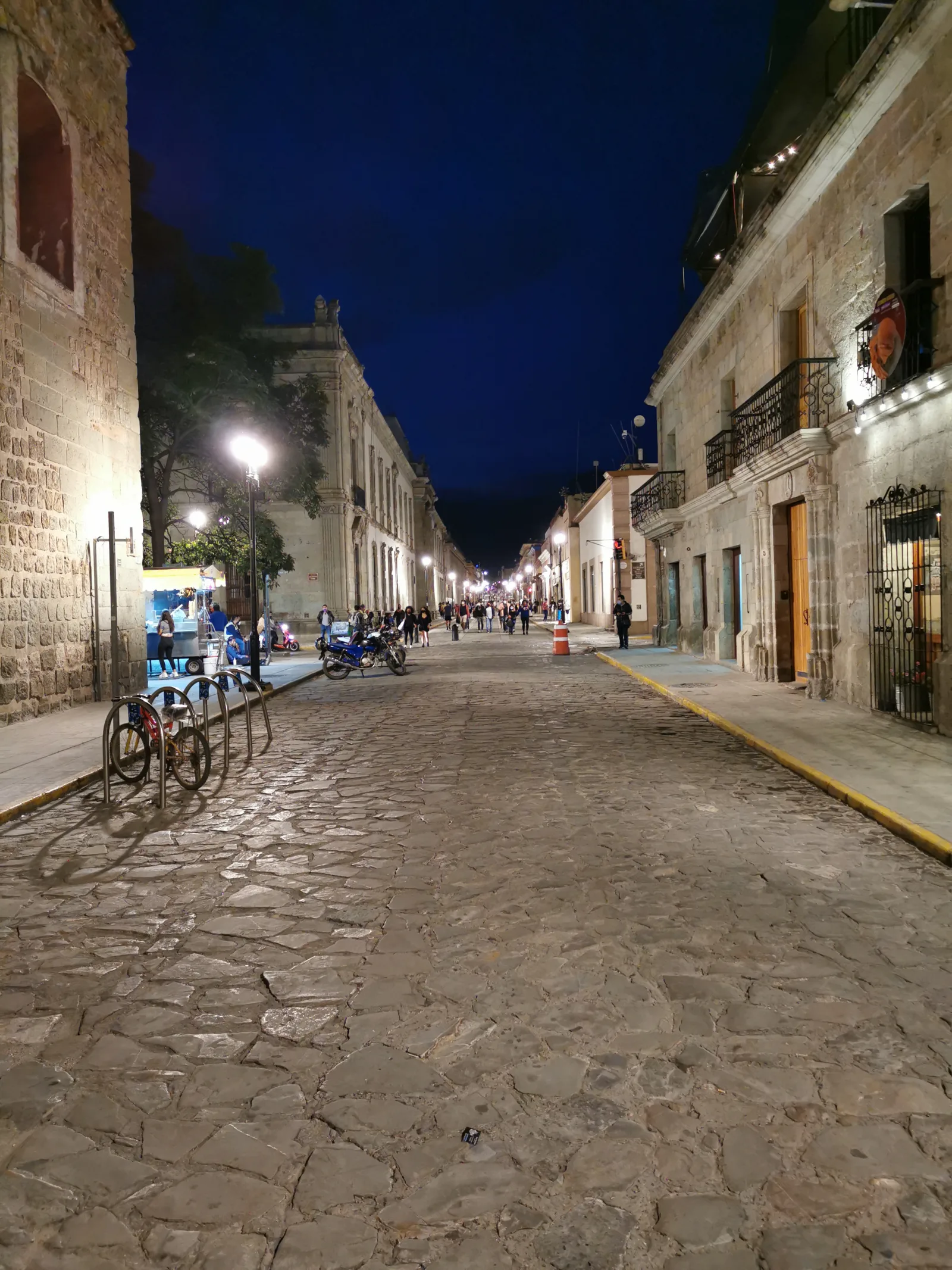 Vista de calles y construcciones históricas de Oaxaca City bajo cielo despejado.