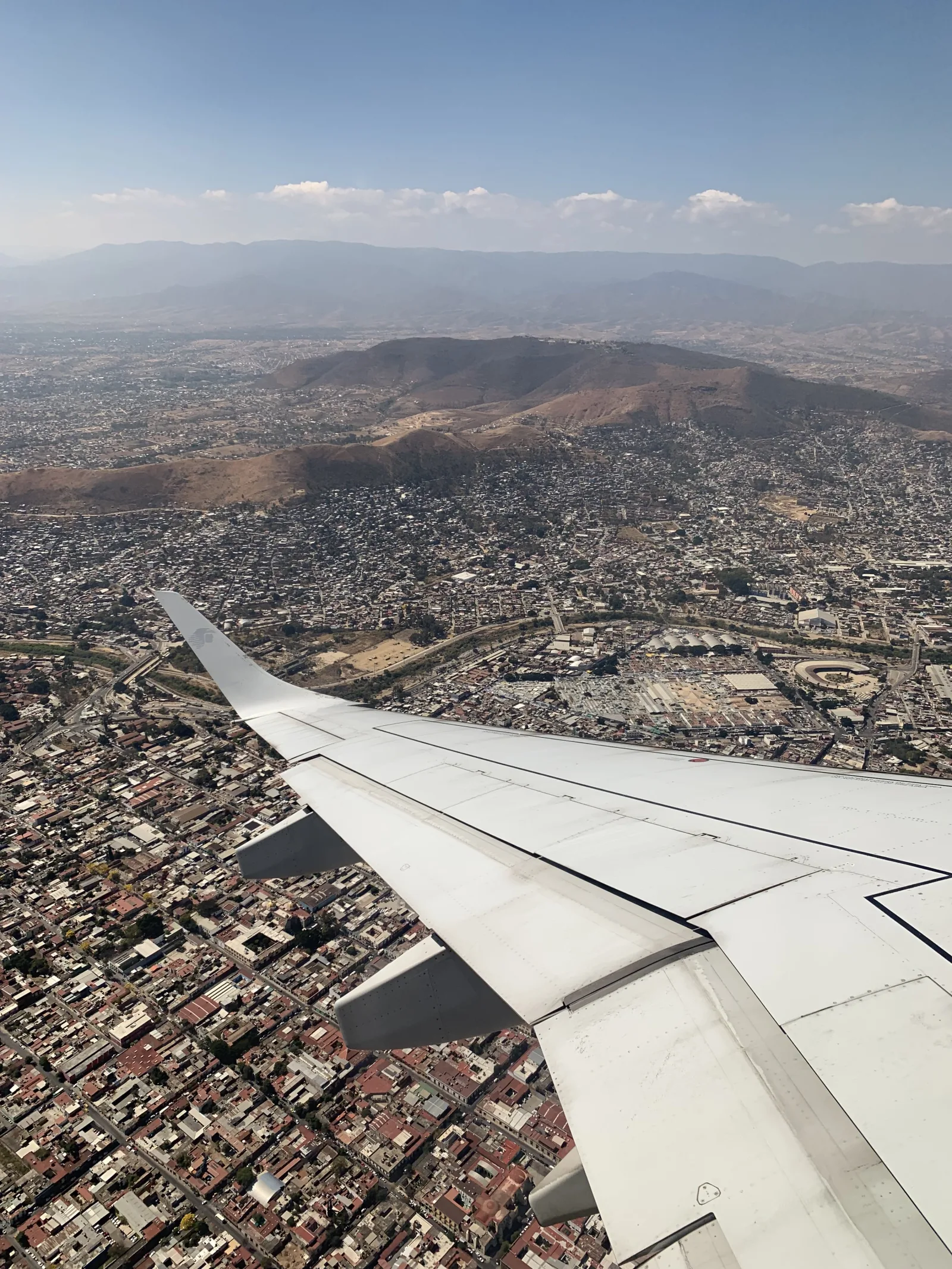 Terminal del aeropuerto de Oaxaca con viajeros llegando a la ciudad.