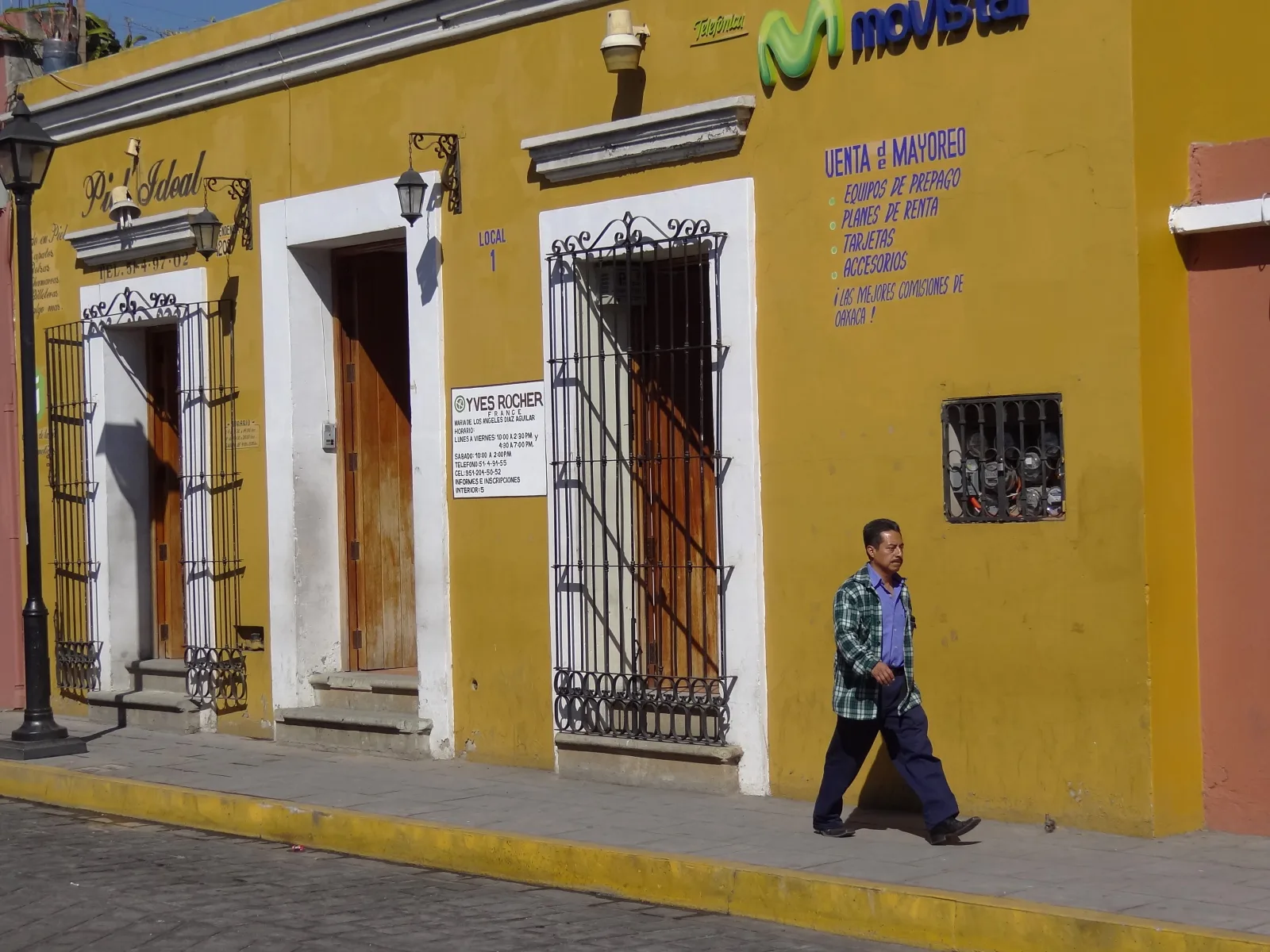 Centro histórico de Oaxaca con calles encantadoras y casas coloridas, ideal para alojarse en pareja o solo.