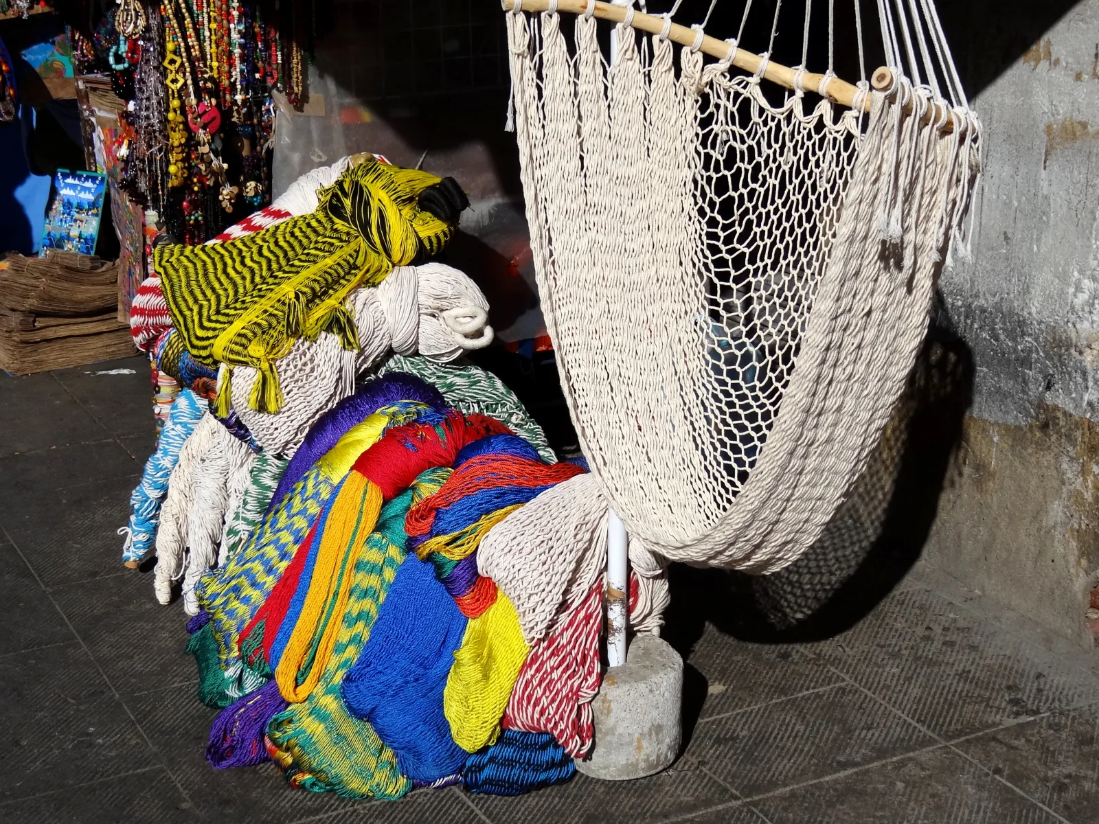 Calle de Oaxaca con edificios coloniales coloridos bajo un cielo despejado