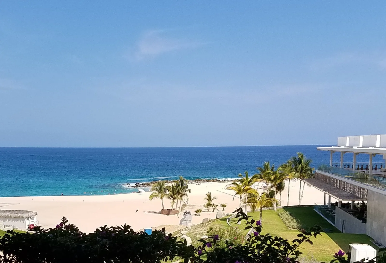 Vista costera de San José del Cabo con playas, mar azul y paisaje urbano al fondo