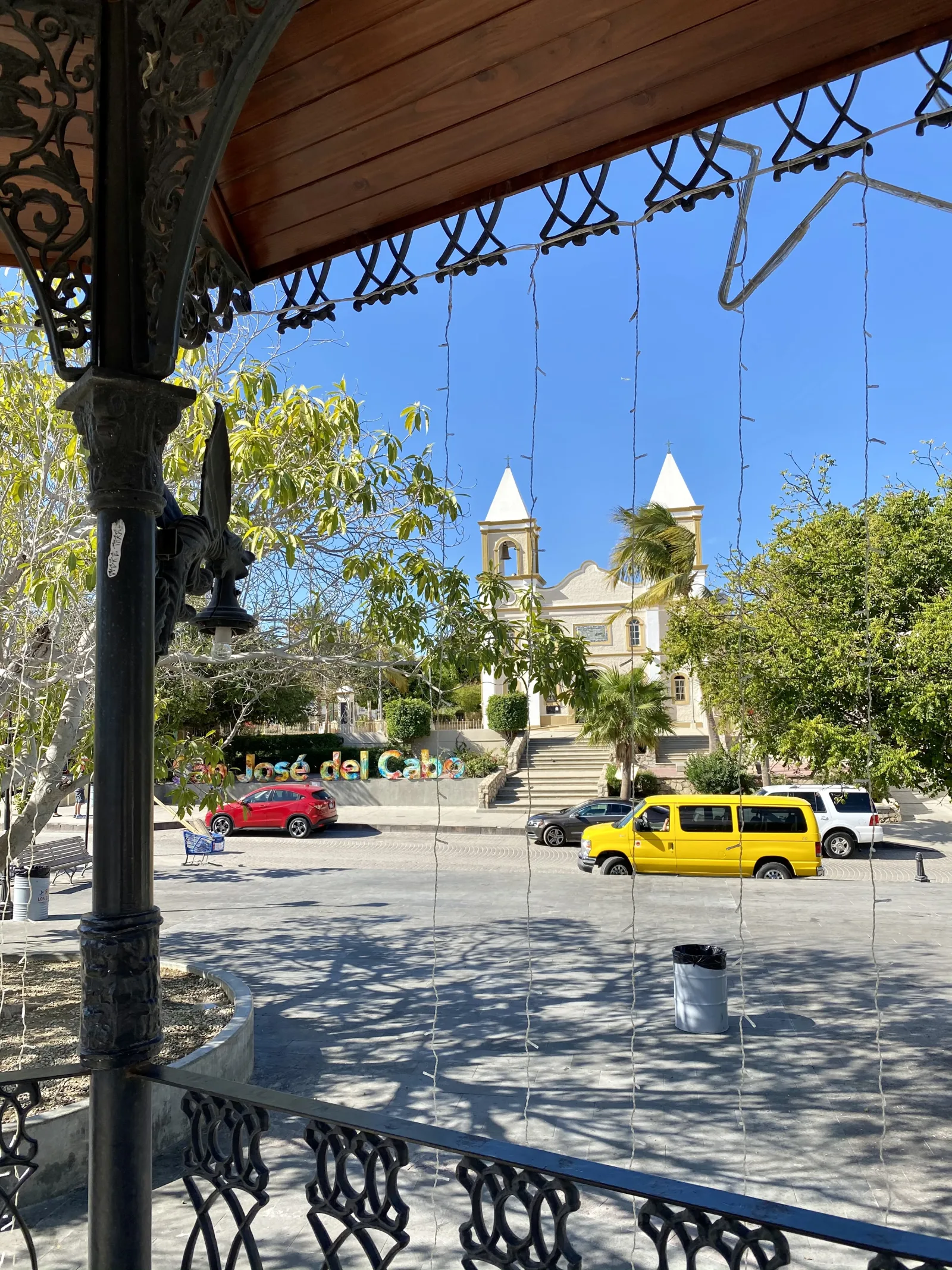 Centro histórico de San José del Cabo con la misión y calles de arte al fondo.