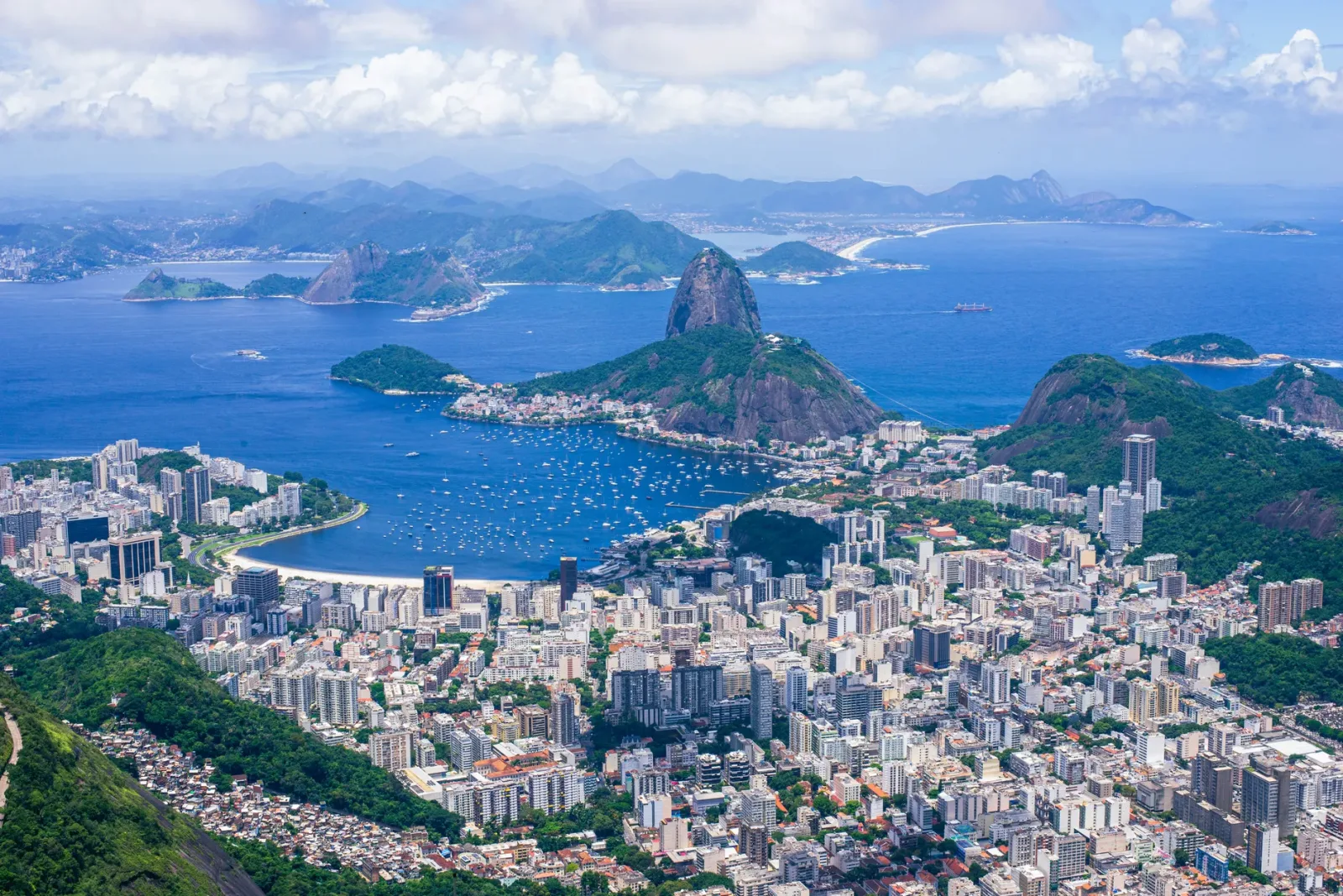 Vista panorâmica do Rio de Janeiro com praias, montanhas e a cidade ao fundo