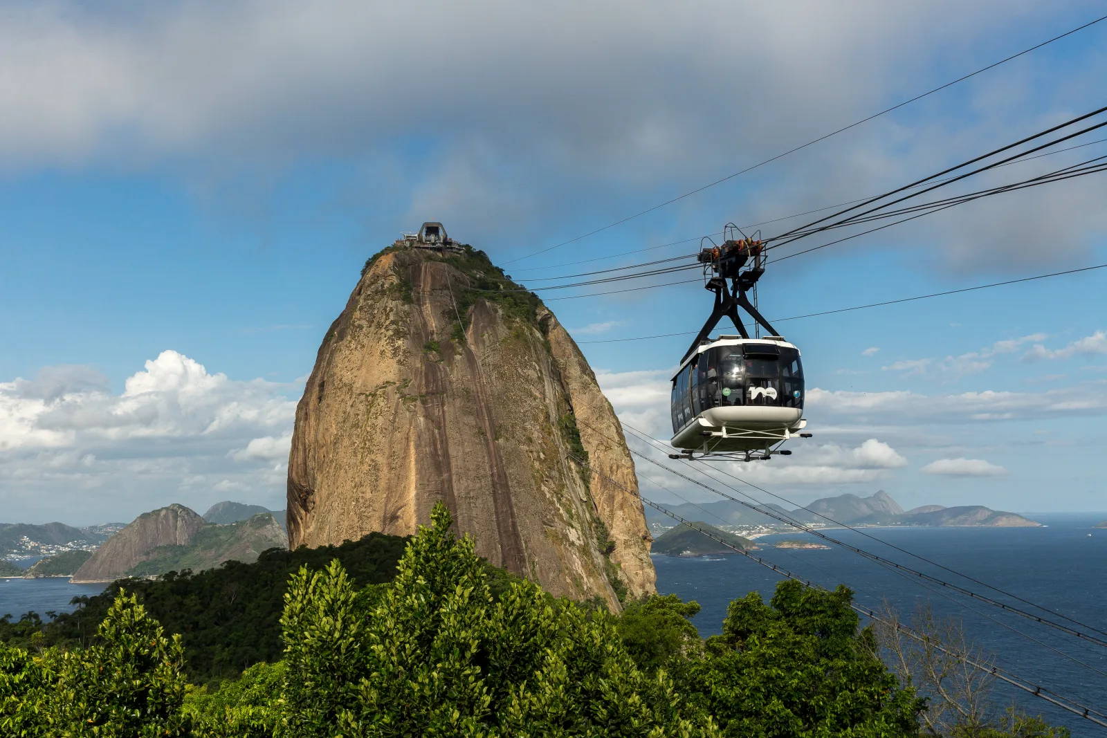 Cristo Redentor com vista panorâmica do Rio de Janeiro ao fundo.