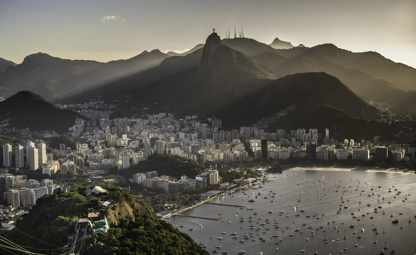 Trilha na Mata Atlântica com vista para o mar no Rio de Janeiro