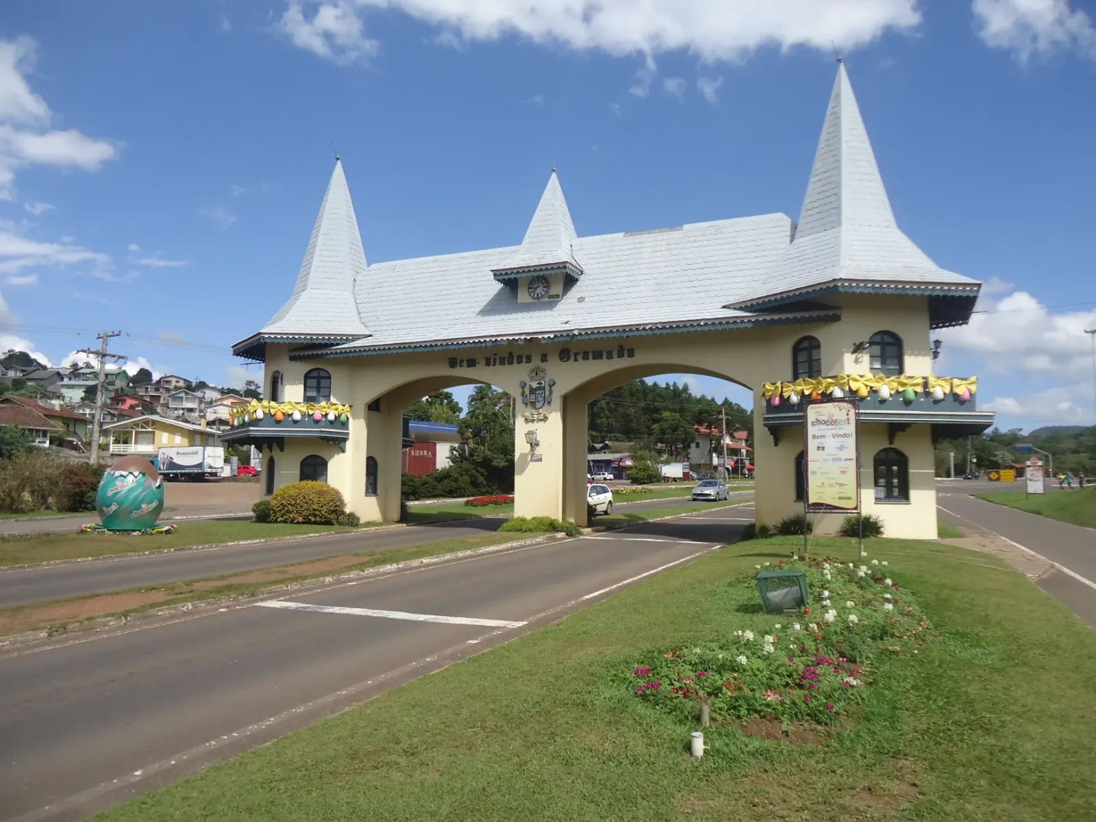 Gramado vineyards with green hills and an agritourism atmosphere in the Serra Gaúcha