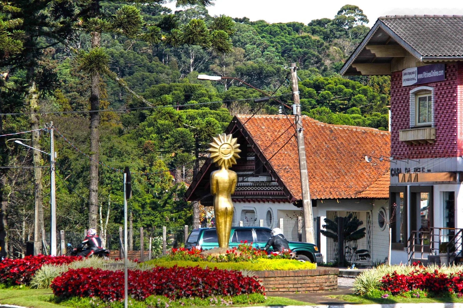 Panoramic view of Gramado with lake and forest, typical of Lago Negro.