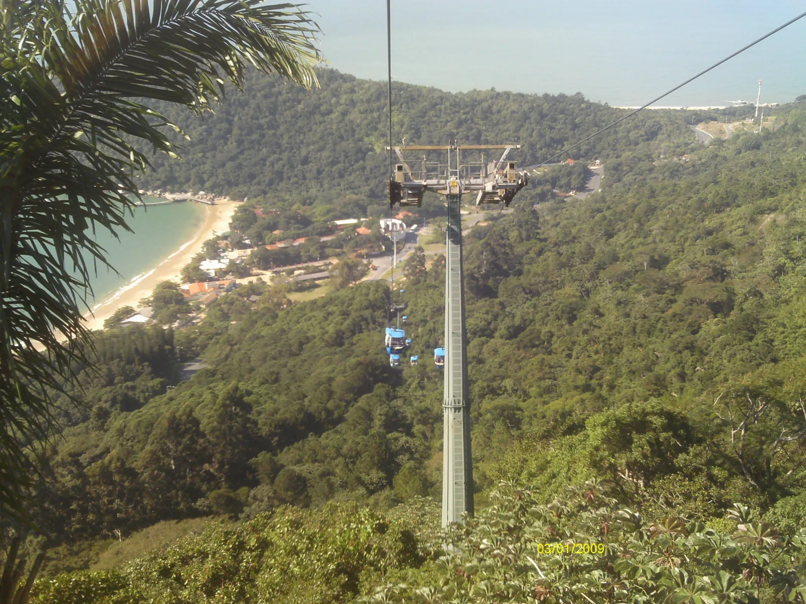 Vista panorâmica de Balneário Camboriú com praia central, prédios altos e mar ao fundo