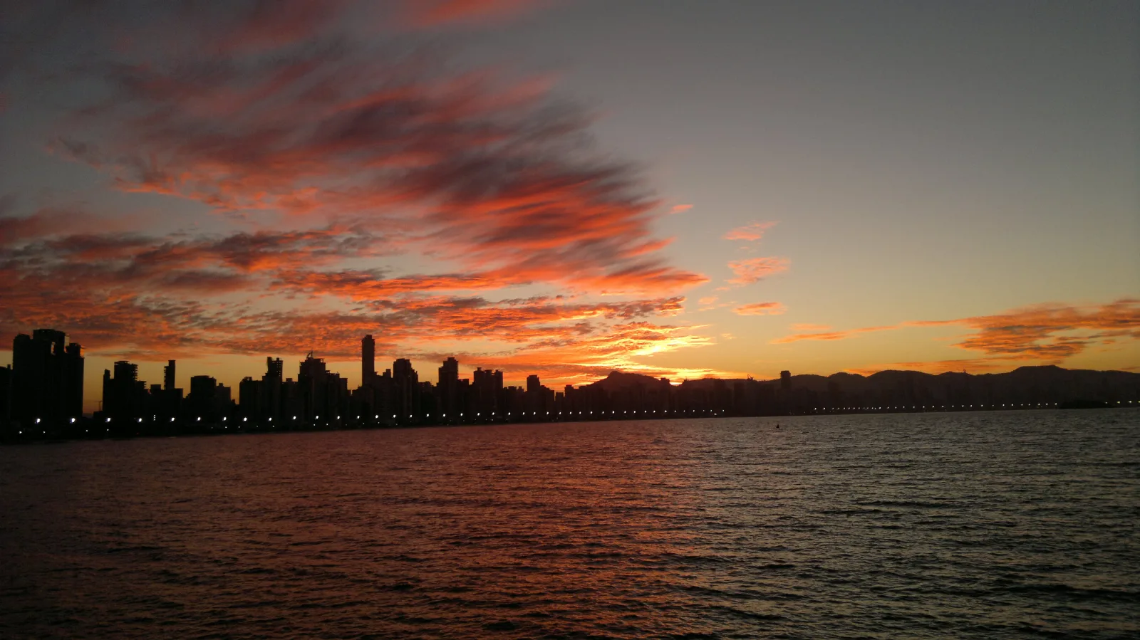 Vista panorâmica do mar e da orla de Balneário Camboriú ao entardecer