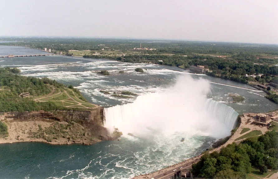 Cataratas del Niágara en la frontera Canadá-EE. UU., con gran volumen de agua y atracciones turísticas a su alrededor