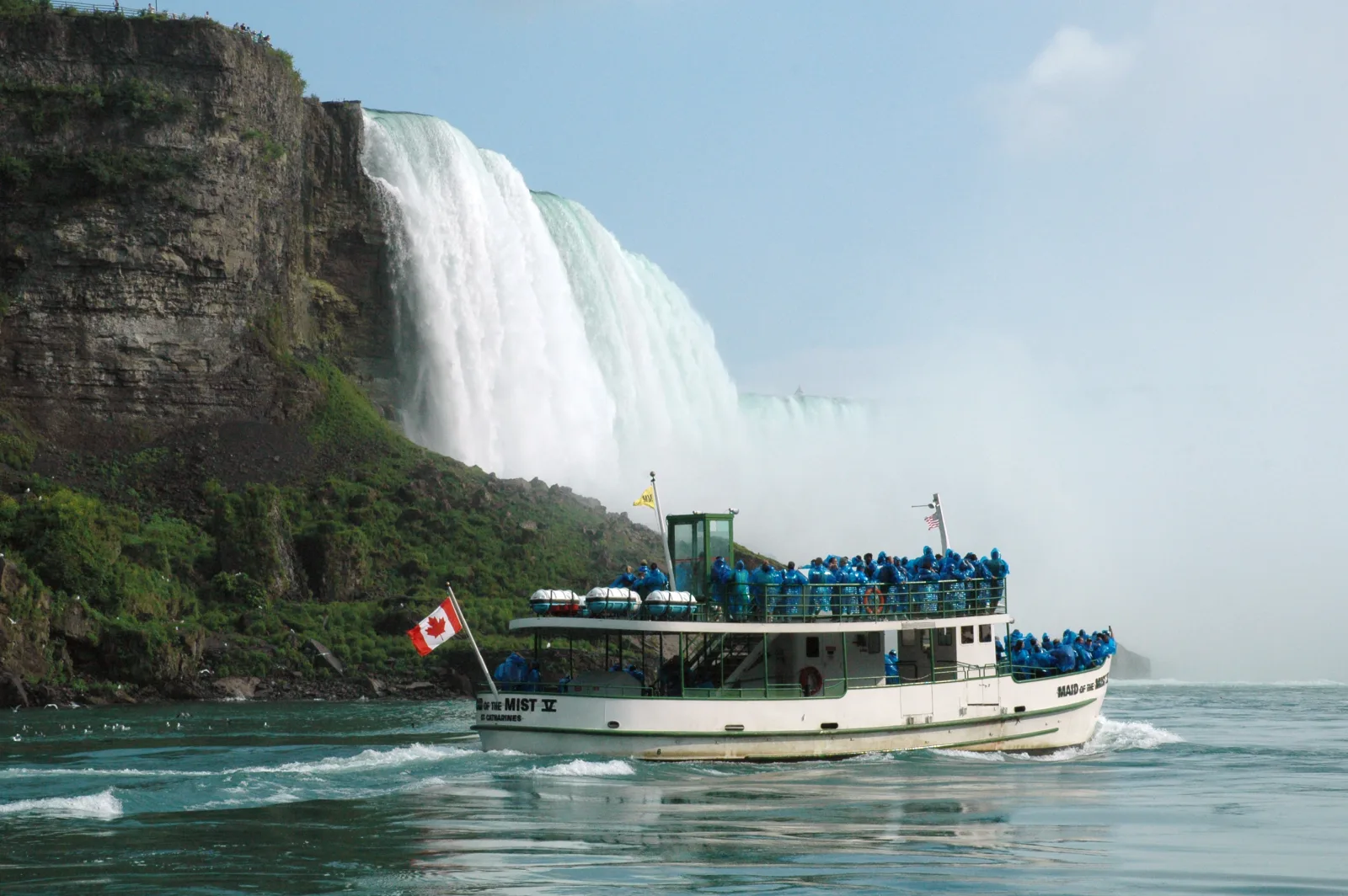 Barco se acerca a las Cataratas del Niágara bajo la niebla y la fuerza de las aguas.