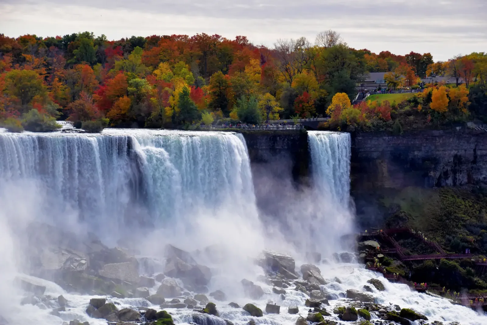 Atracciones de Niagara Parks con jardines, pasarelas y vista de las Cataratas al fondo