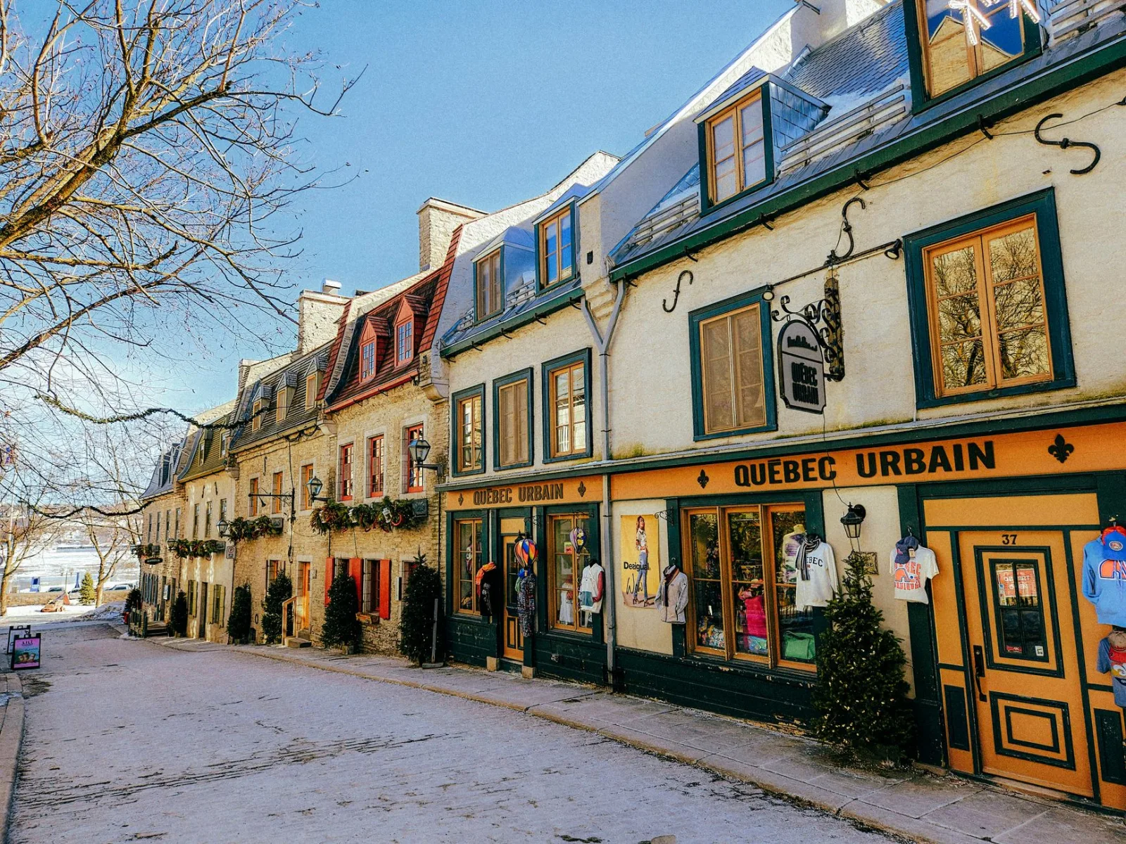 Cobblestone streets of Québec with staircases connecting the upper and lower town.