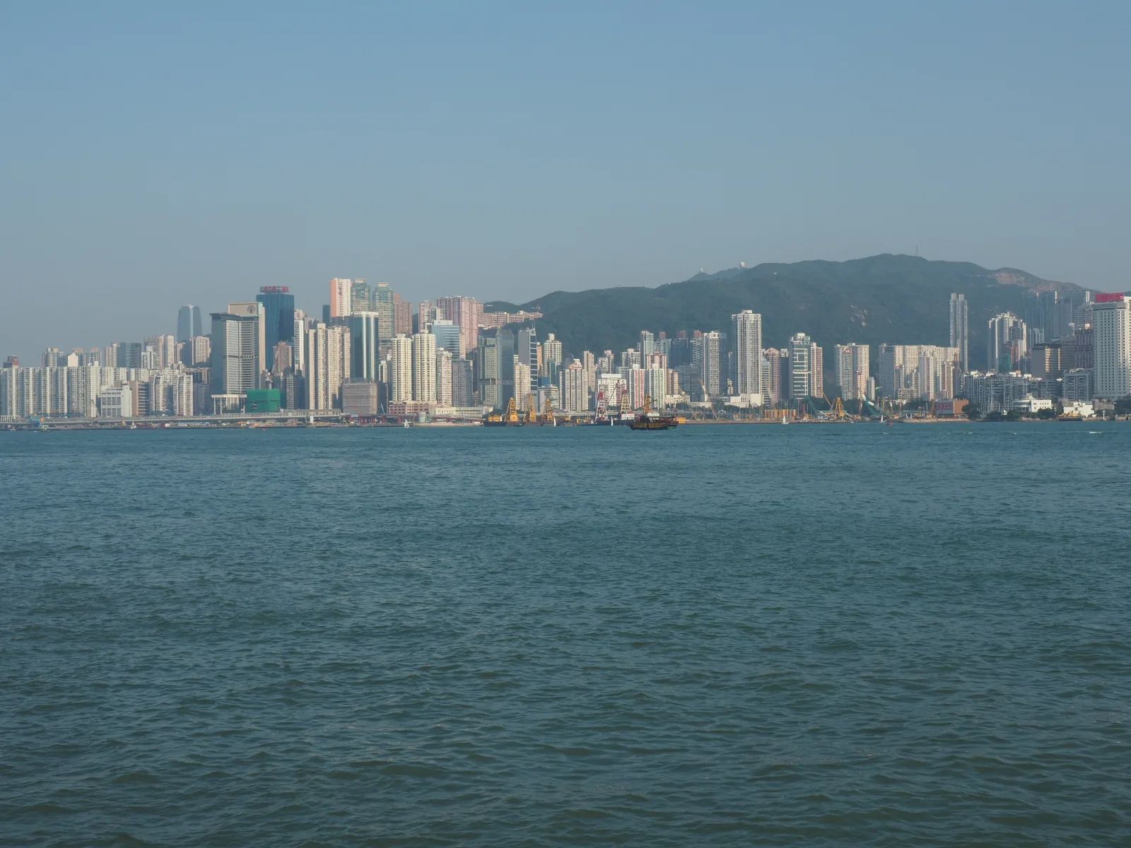 Vista da cidade litorânea de Victoria, na ilha de Vancouver, com porto e construções históricas.