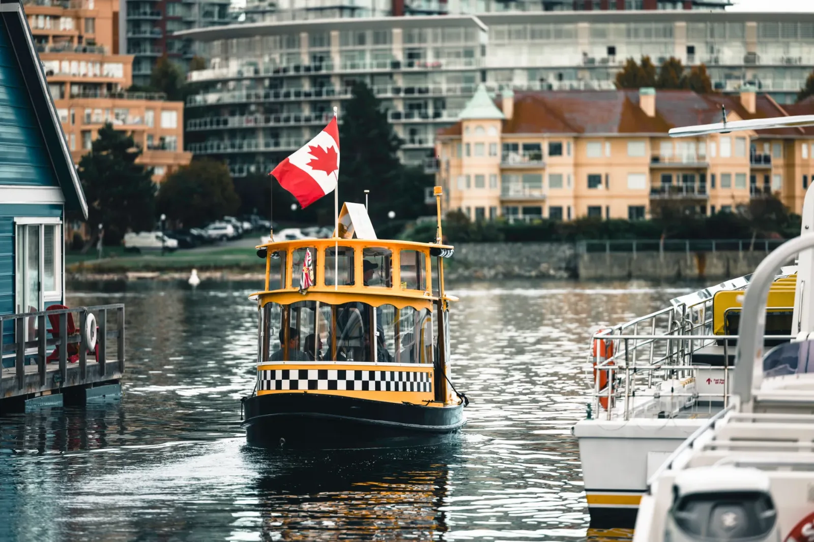 Ferry da BC Ferries navegando rumo a Victoria, com a costa da ilha ao fundo.