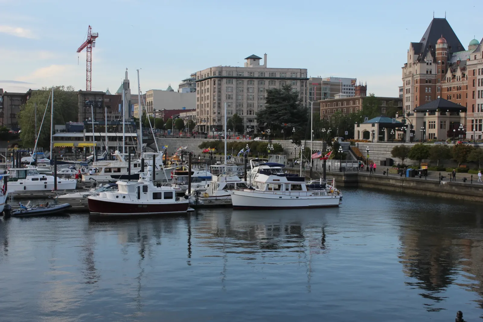 Vista do Inner Harbour de Victoria, com o Parliament Building e o Empress Hotel ao fundo