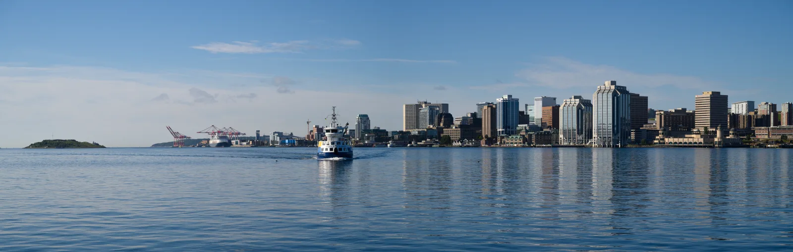Vista do porto de Halifax com prédios históricos à beira-mar sob céu aberto