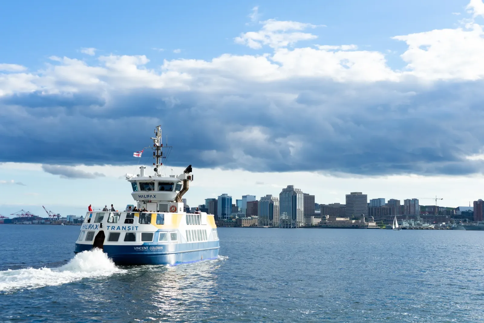 Pessoas caminhando no waterfront de Halifax em um dia claro de verão.