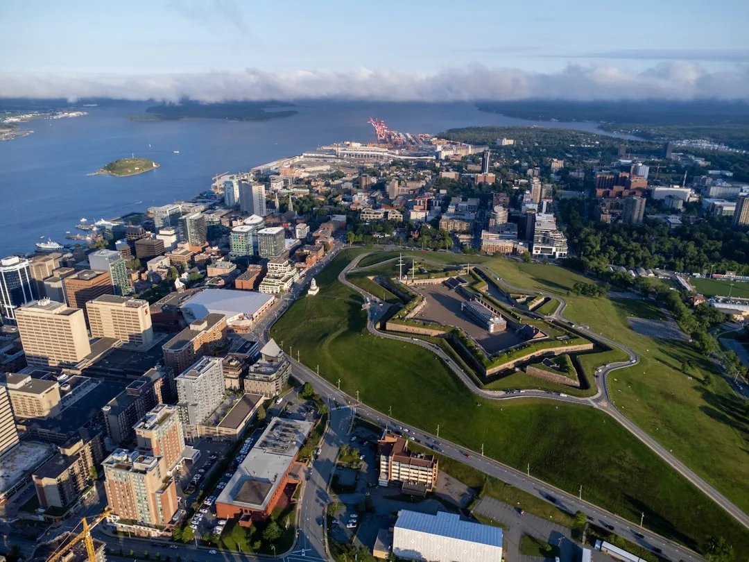 Balsa cruzando o porto de Halifax com o skyline e o waterfront ao fundo.