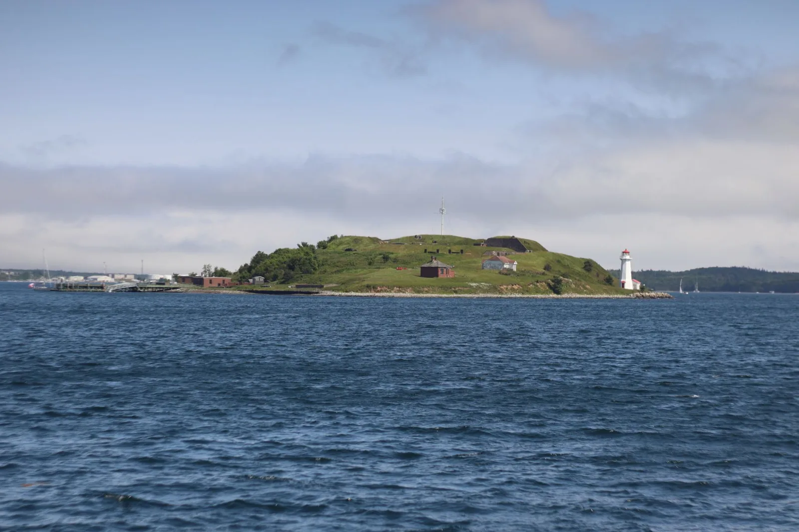 Vista costeira de Halifax com casario e mar, sugerindo um passeio rápido pelos arredores.
