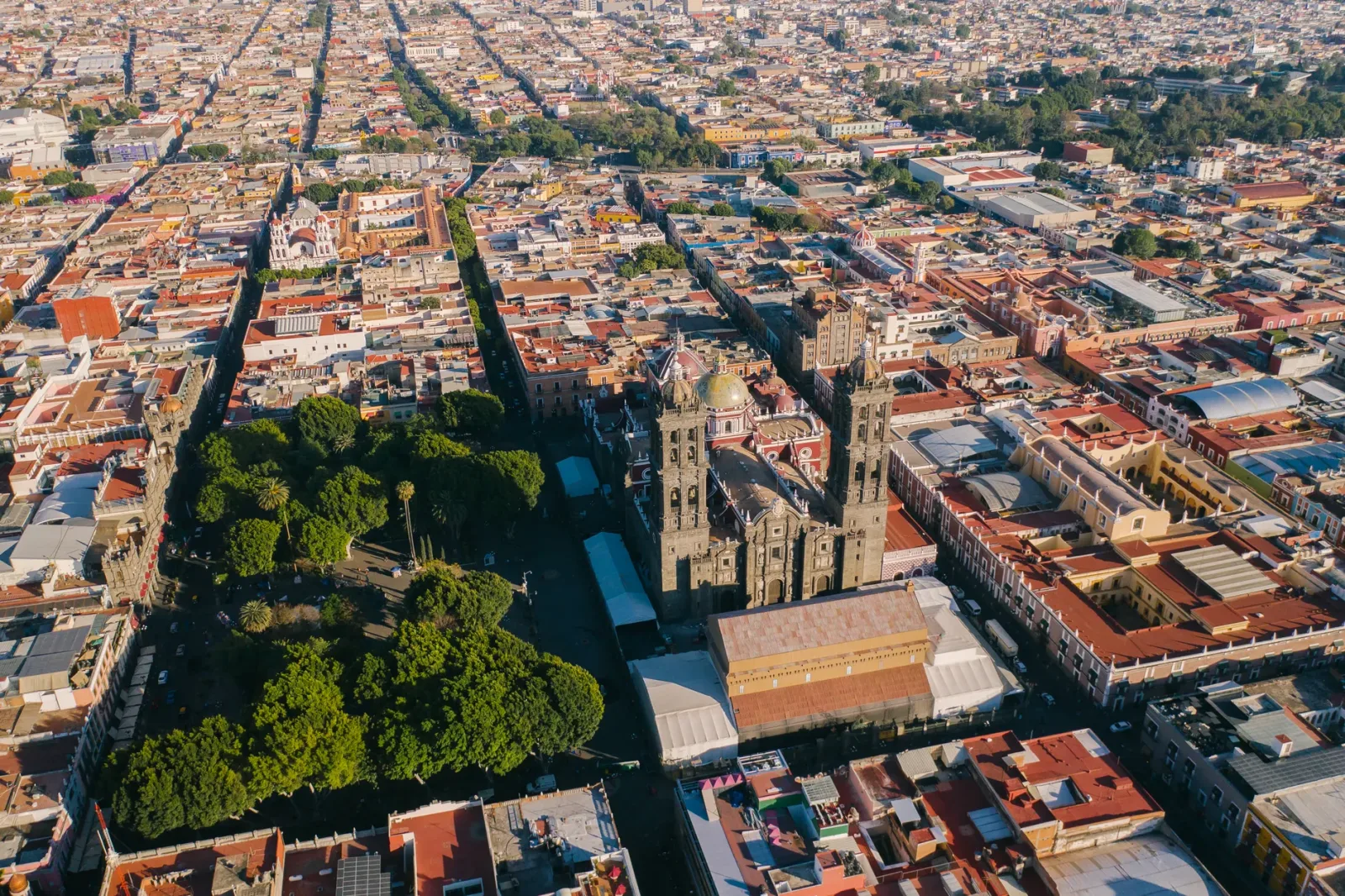 Vista de una calle histórica de Puebla con arquitectura colonial colorida y ambiente turístico.