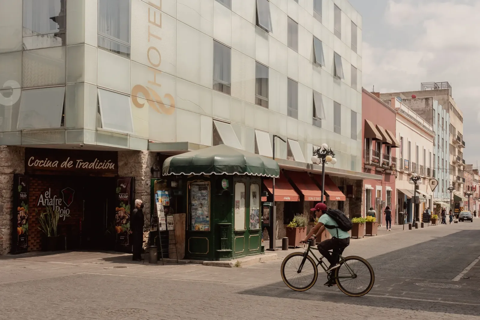 Centro histórico de Puebla con fachadas coloniales y calles empedradas.