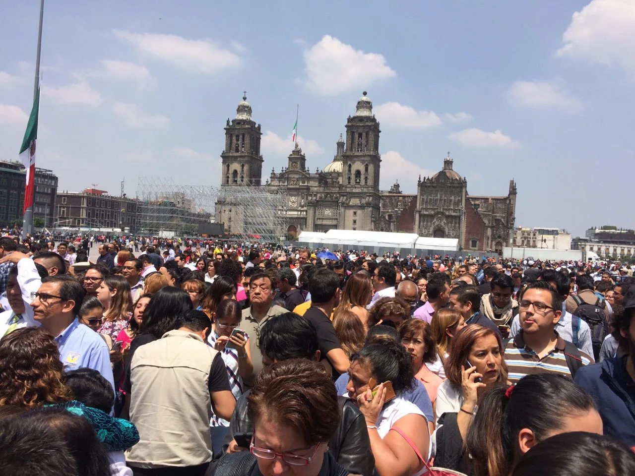 Plaza Zócalo de Puebla, con personas caminando por el centro histórico.