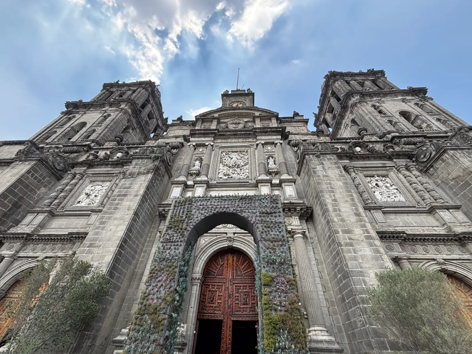 Catedral de Puebla y fachadas coloniales del centro histórico bajo un cielo azul.