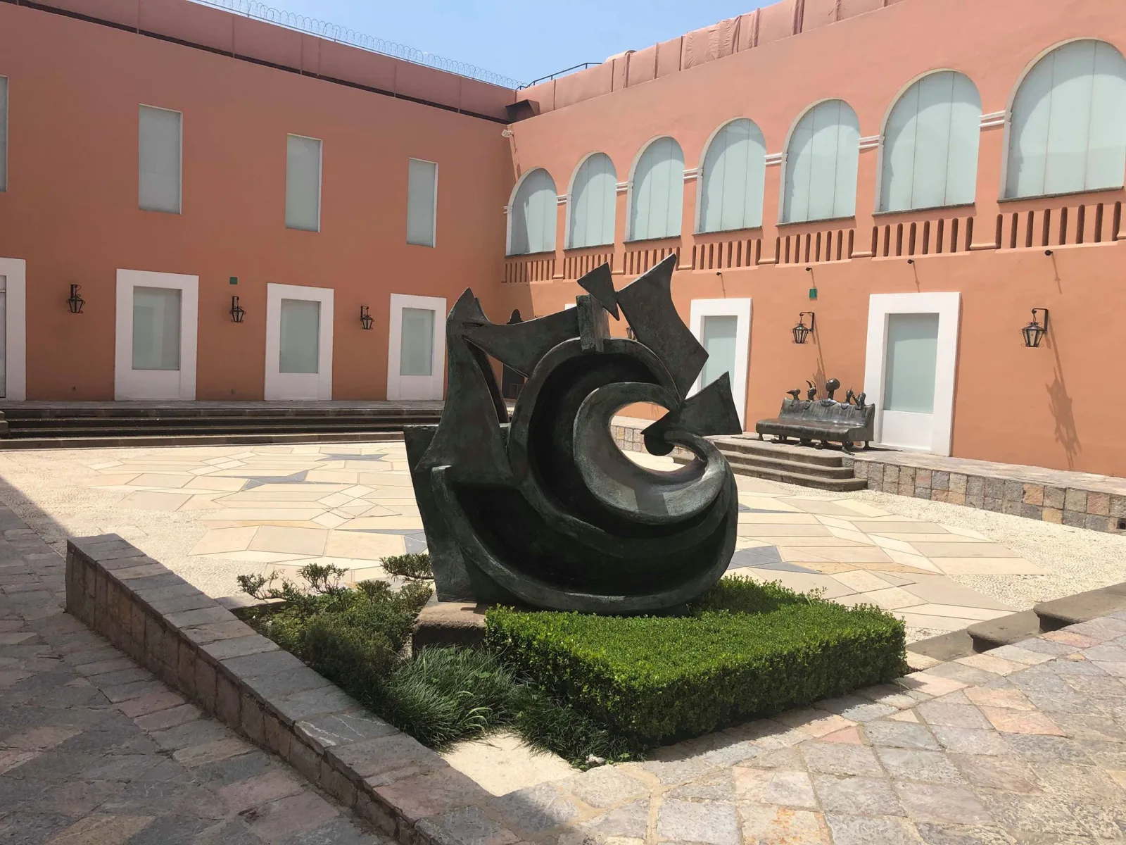 Interior de museo en Puebla con exposiciones históricas y culturales destacadas
