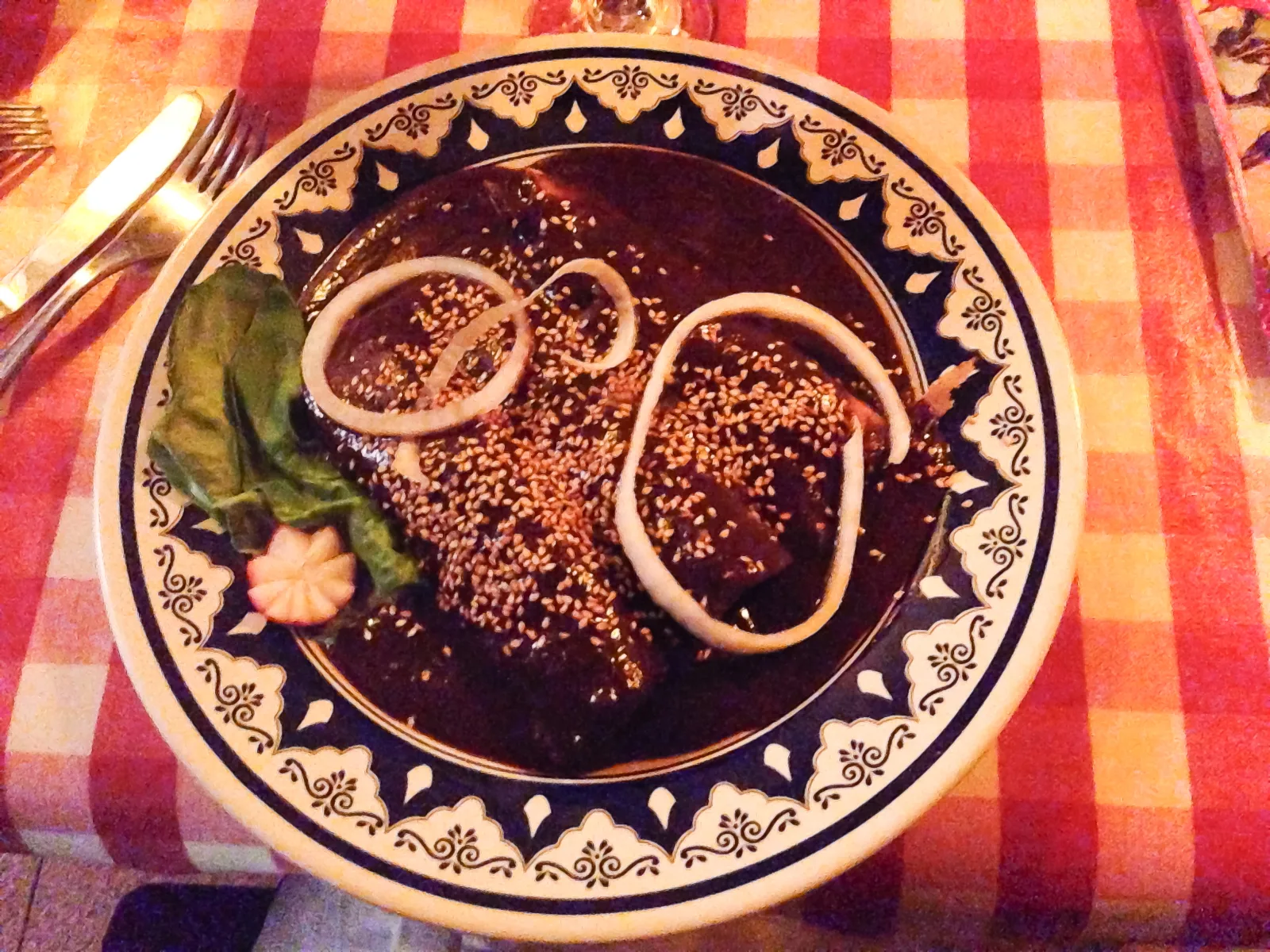 Platos típicos poblanos en una mesa de mercado, con mole, cemitas y bebidas locales.