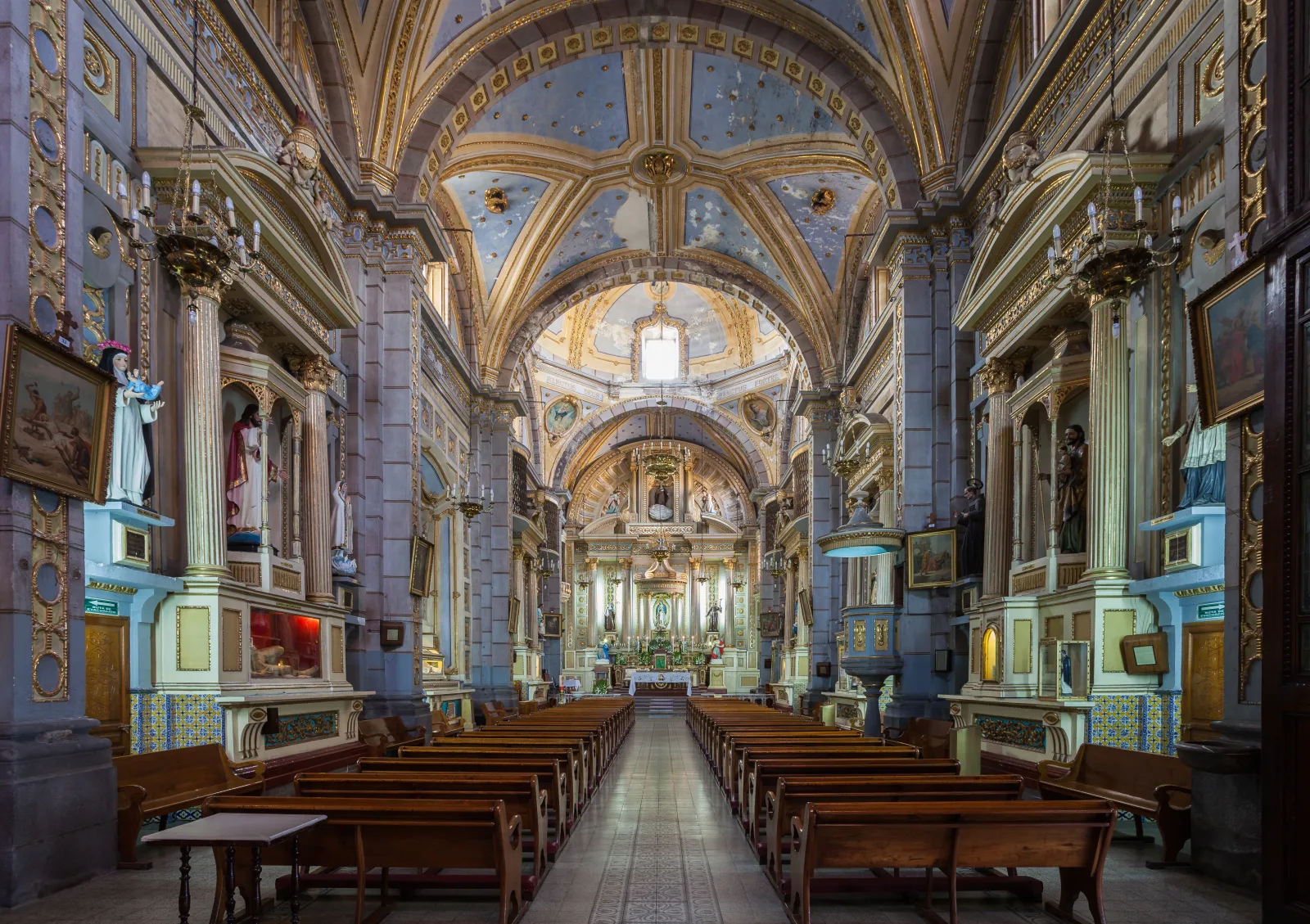 Centro histórico de Puebla con catedral y calles coloniales en ambiente festivo religioso