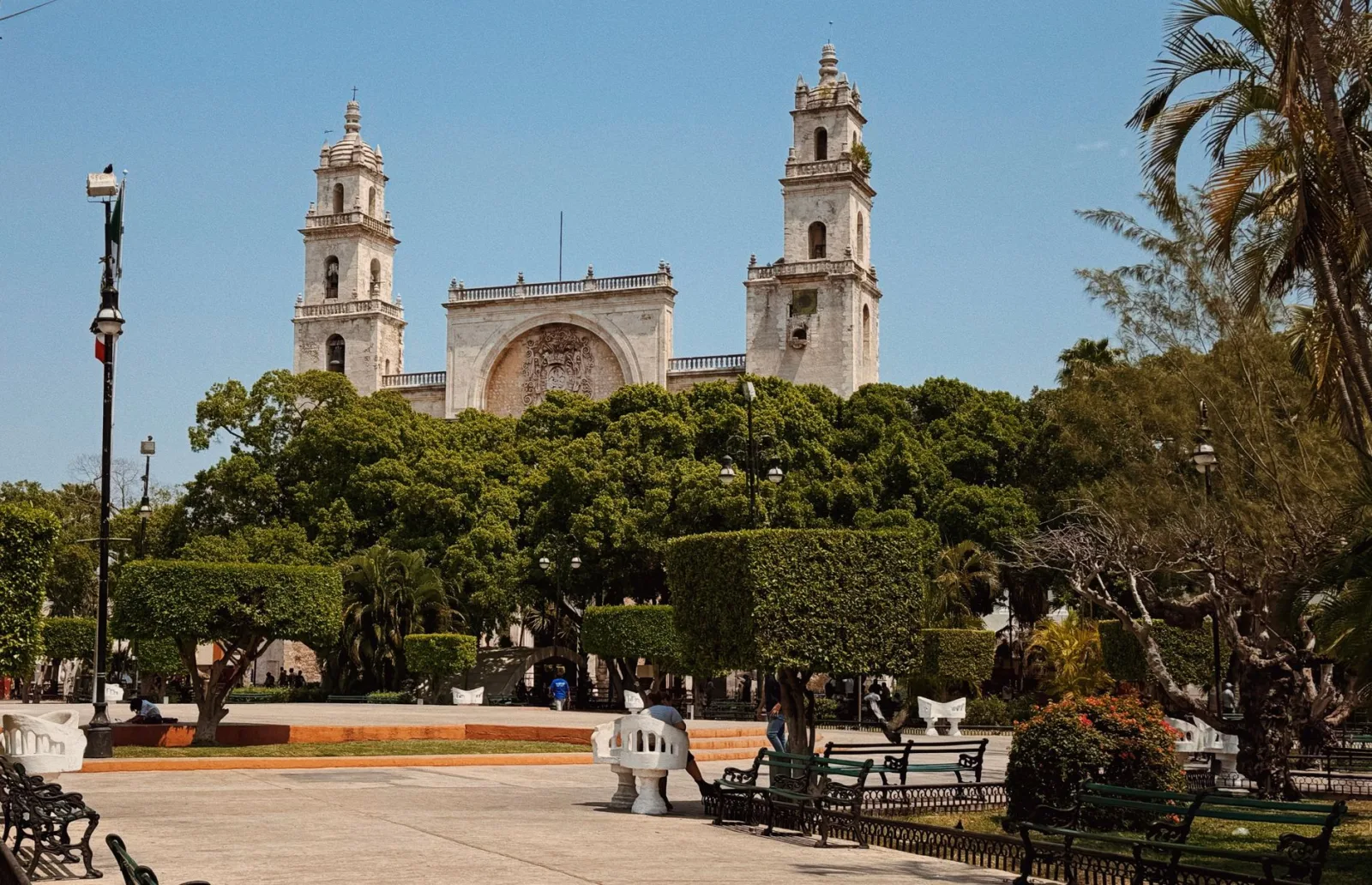 Centro histórico de Mérida com prédios coloniais e céu azul ao fundo