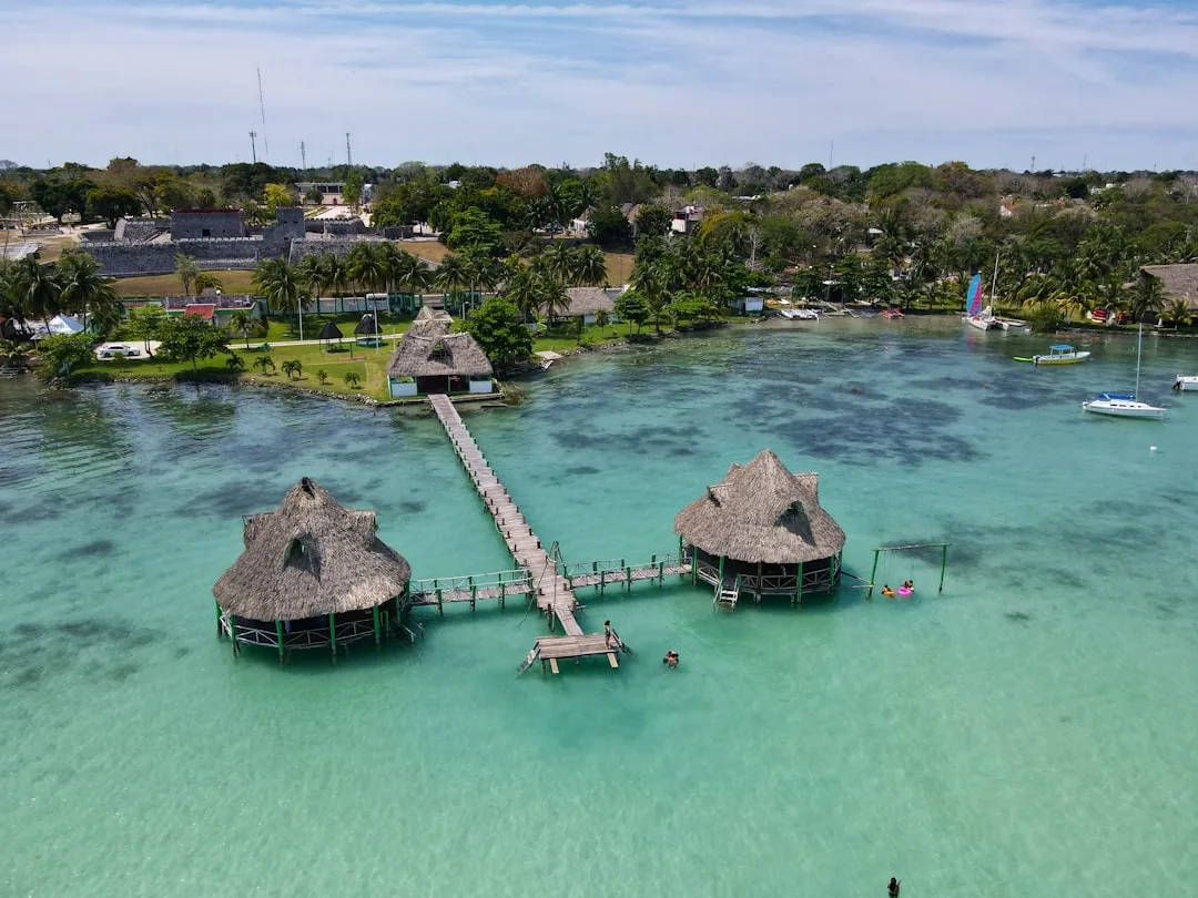 Lagoa de Bacalar con aguas azul turquesa y vegetación tropical alrededor