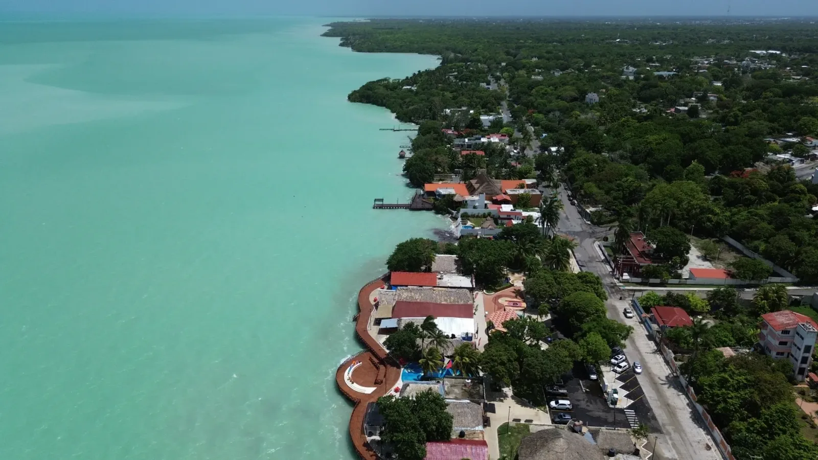 Lagoa de Bacalar con agua azul turquesa y vegetación tropical alrededor