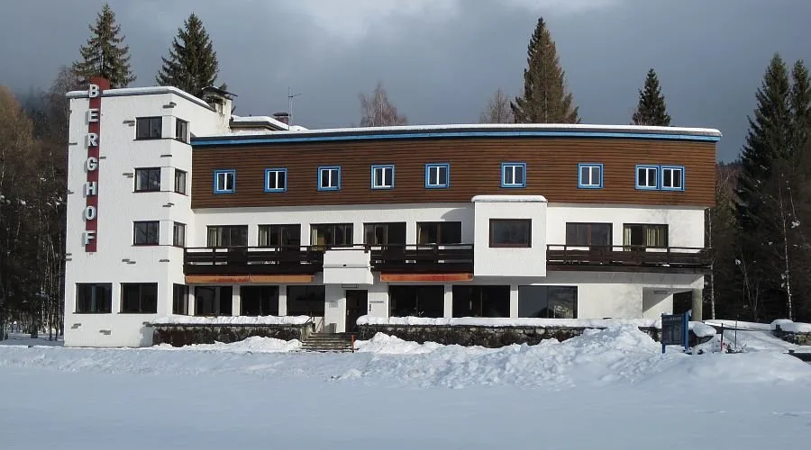 Alpine trails of Seefeld with mountains, ideal for hiking, MTB and winter sports.