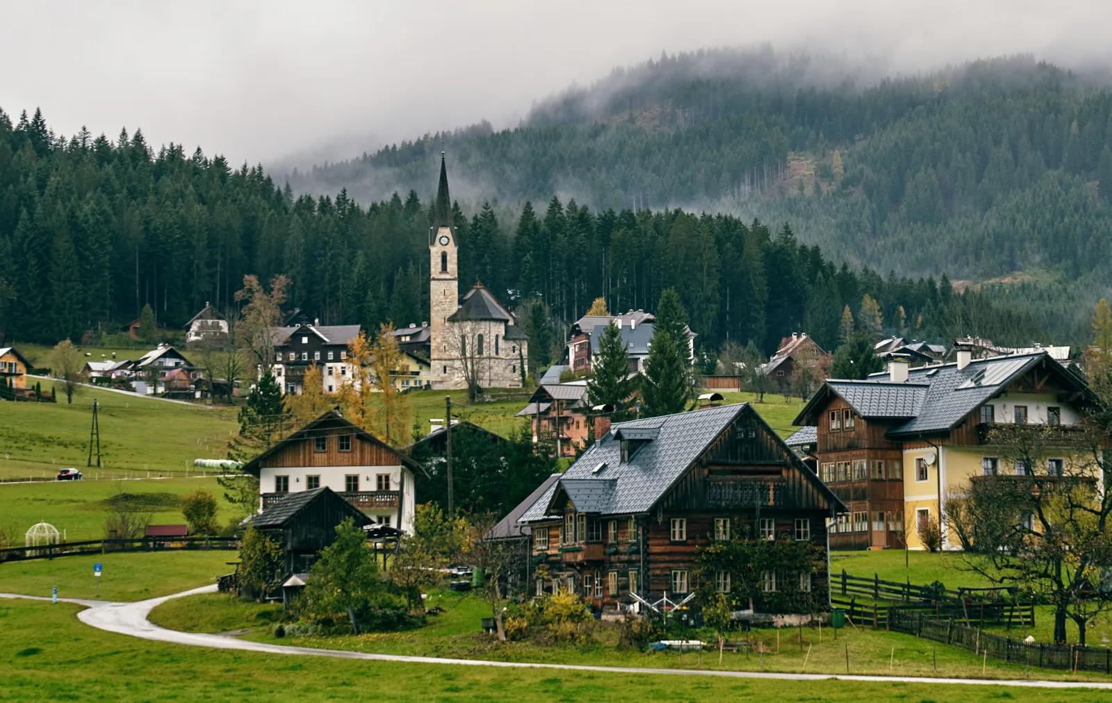 Carretera señalizada hacia Gosau, en la región de Hallstatt Dachstein Salzkammergut, con acceso al Gosausee.