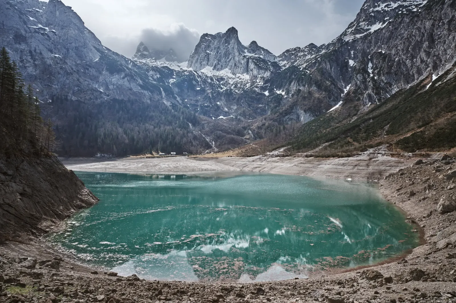 Lago Gosausee de aguas cristalinas, rodeado por las montañas Gosaukamm y por el glaciar Dachstein.