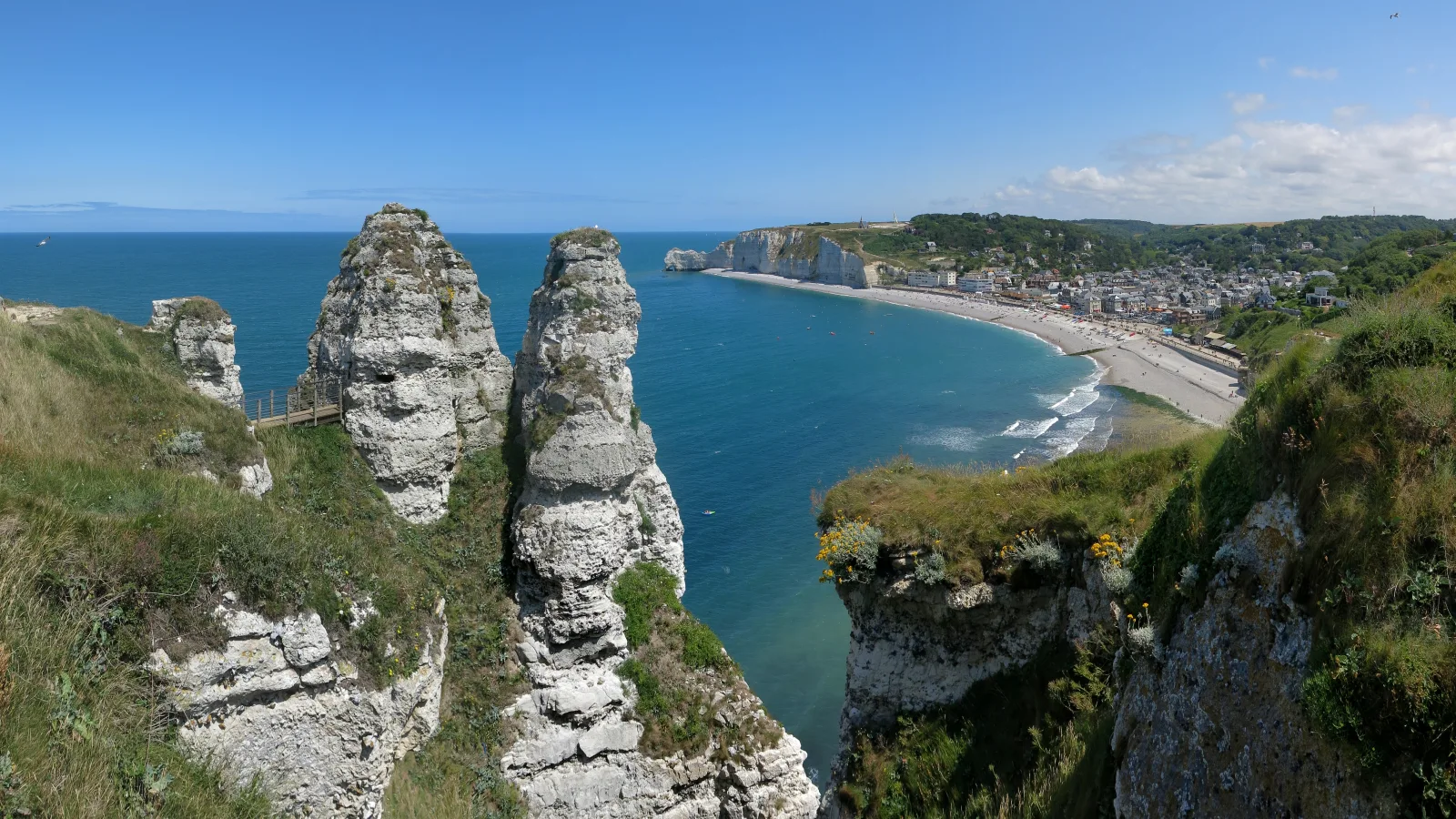 Falésias brancas de Étretat sobre o mar, com a costa da Normandia ao fundo.