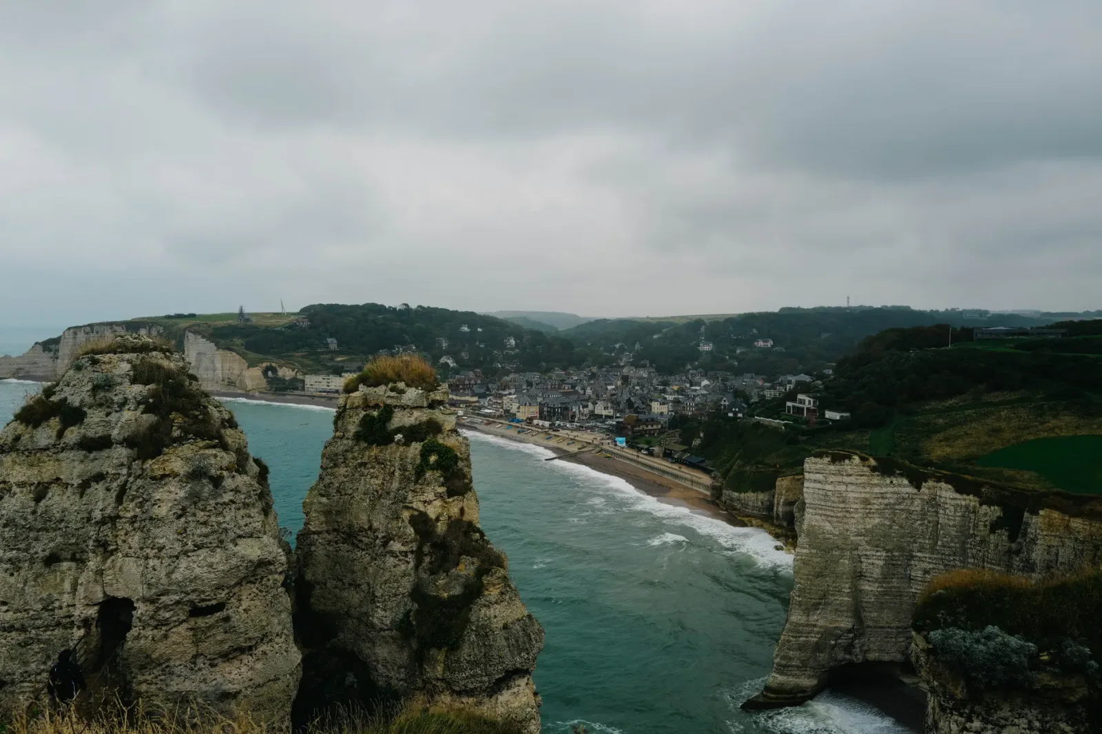 Falésias de Étretat à beira-mar, com acesso ideal para bate e volta saindo de Paris.