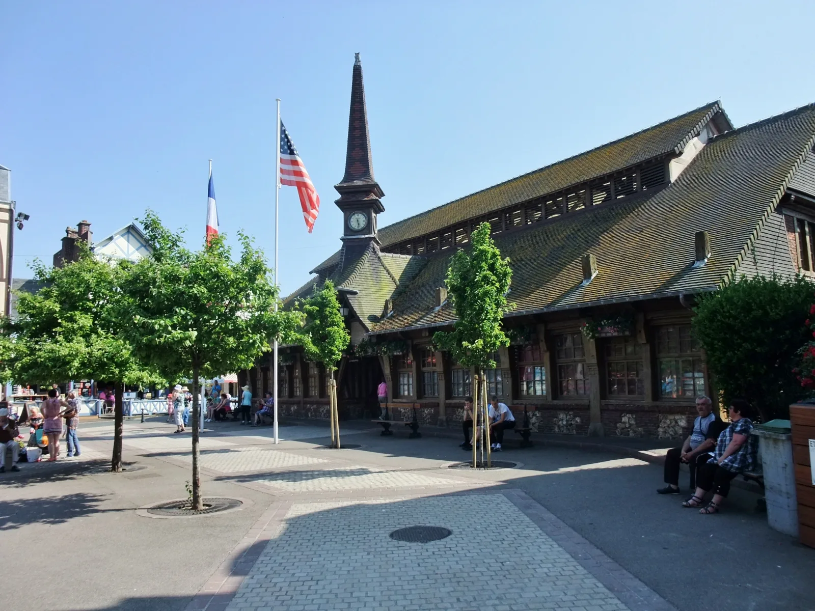 Centro histórico de Étretat com casas normandas e o antigo mercado de madeira na Place Foch.